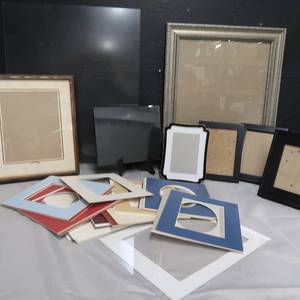 lot 143 image: PHOTO FRAMES