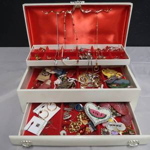 lot 171 image: JEWERLY BOX FILLED