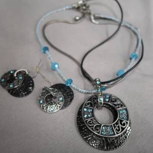 lot 175 image: LAURA  ASHLEY PENDANT AND EARINGS