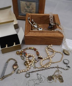 lot 181 image: VINTAGE JEWERLY