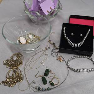 lot 184 image: JEWERLY