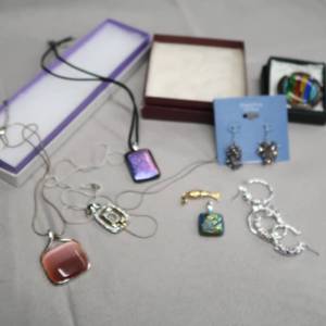lot 185 image: ART GLASS JEWERLY AND MORE