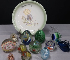 lot 187 image: COLLECTION OF VINTAGE GLASS PAPERWEIGHTS