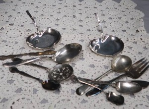 lot 196 image: VINTAGE SILVER  PLATE  UTINSILS AND HOLDERS
