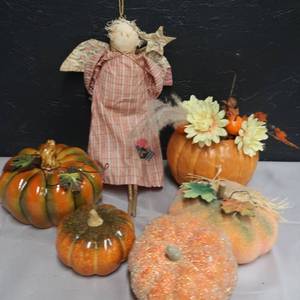 lot 207 image: FALL TABLE DECORATIONS
