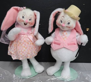 lot 211 image: ANNALEE MOBILITEE DOLLS
