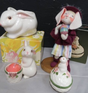 lot 212 image: VINTAGE AVON