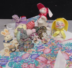 lot 217 image: ANNALEE BUNNIES AND VINTAGE EASTER DECO