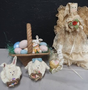 lot 219 image: EASTER DECO