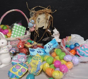 lot 220 image: EASTER DECO