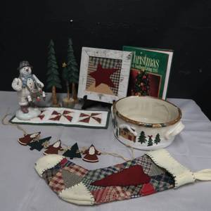 lot 225 image: CHRISTMAS LOT