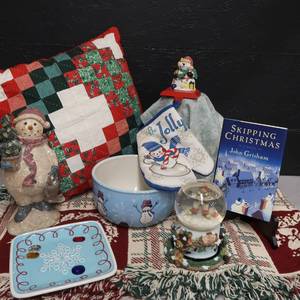 lot 226 image: CHRISTMAS LOT