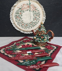 lot 227 image: CHRISTMAS LOT