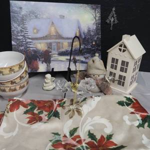 lot 228 image: CHRISTMAS LOT