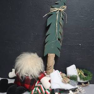 lot 233 image: CHRISTMAS LOT