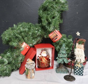 lot 257 image: CHRISTMAS DECOR