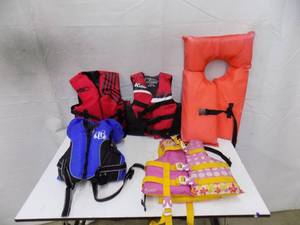 lot 4 image: Lot of Kids Life Jackets