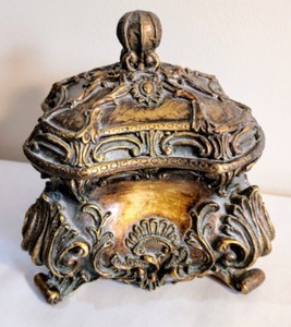 lot 94 image: Ornate Gold Home Decor