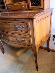 lot 100 image: Petite Vintage Display Hutch