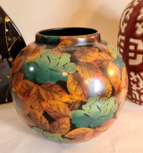 lot 106 image: Decorative Vases