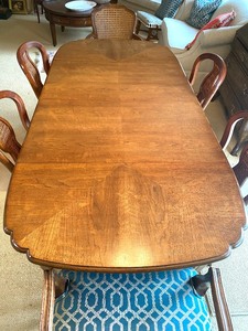 lot 1 image: Absolutely Stunning Dining Room Table & Chairs