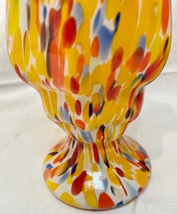 lot 225 image: Exquisite Art Glass Vase