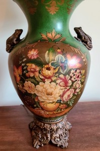 lot 122 image: Decorative Painted Table Lamp