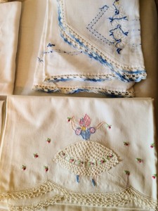 lot 150 image: Embroidered Vintage Linens