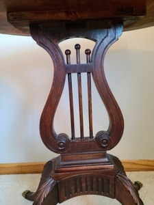 lot 152 image: Vintage Mahogany Glass Topped Parlor Table