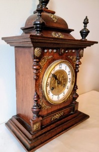 lot 155 image: Amazing Vintage Mantle Clock