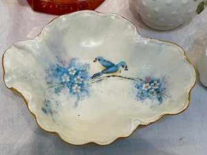 lot 251 image: Florals and Pinks Decorative Vintage Glassware Items