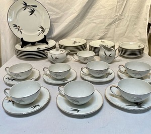lot 263 image: Meito Celebrity of Hawaii Fine China