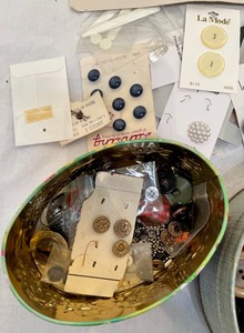 lot 265 image: Buttons Abound