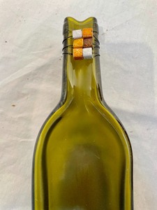 lot 278 image: Ne Qwa Art Wine Stopper and a Wine Bottle Cheese Plate