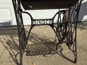 lot 344 image: Vintage Foot Pedal Singer Sewing Machine