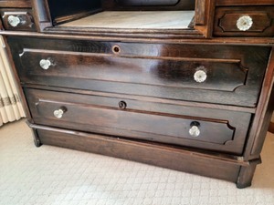 lot 170 image: Antique Marble Topped VanityDresser