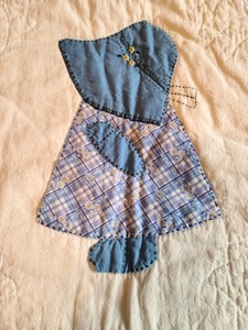 lot 175 image: Vintage Blue and White Childrens Quilt