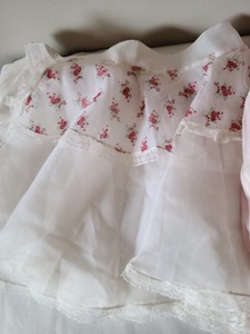 lot 185 image: Frilly Vintage Aprons