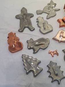 lot 368 image: Vintage Cookie Cutter Lot