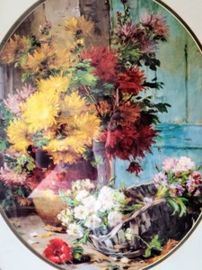 lot 59 image: Vintage Gold Oval Frame With Floral Print