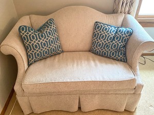 lot 5 image: Neutral Colored Love Seat