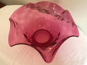 lot 26 image: Vintage Cranberry Bowl