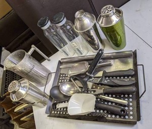 lot 81 image: Assorted Barware & Shakers