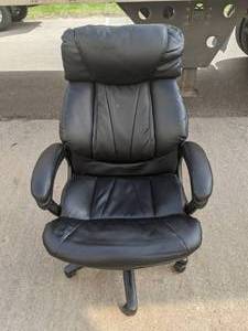 lot 45 image: Padded Rolling Office Chair (2 of 5)