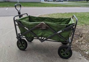 lot 30 image: Outdoor Collapsible Utility Wagon