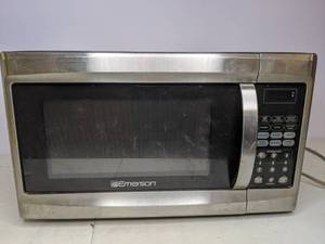 lot 31 image: Emerson Countertop Microwave