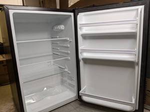 lot 35 image: Hisense Mini Fridge