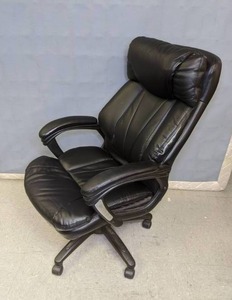 lot 46 image: Padded Rolling Office Chair (3 of 5)