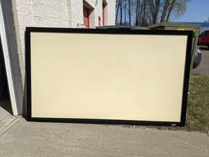 lot 124 image: Extra Large Elite Screens Projector Screen