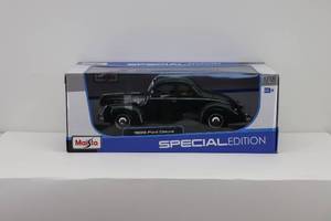 lot 4 image: Maisto Special Edition 118 1939 Ford Deluxe